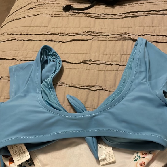 Brand is CUPSHE Size is a small fits extra small as well - Picture 4 of 5